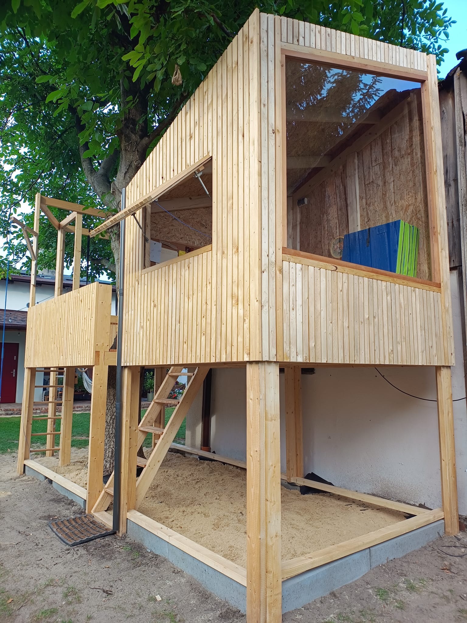 Domek dla dziecka w stylu skandynawskim 2.3m x 6m x 4m wysokości ( wewnątrz domku 2x2.1m i wysokość od 1.4m do 2.7m).