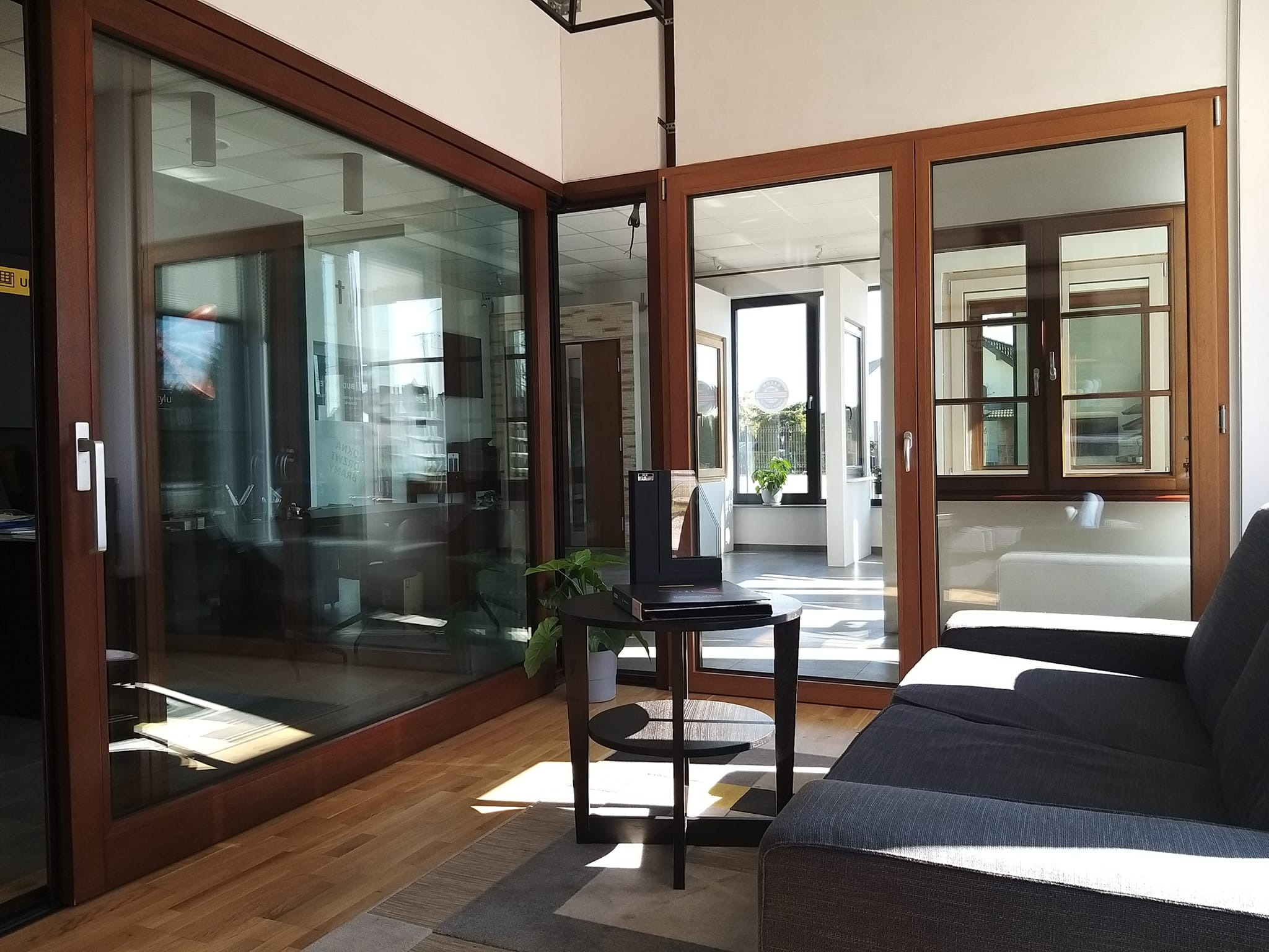 Profesjonalny salon sprzedaży stolarki duży wybór okien które można z bliska ocenić