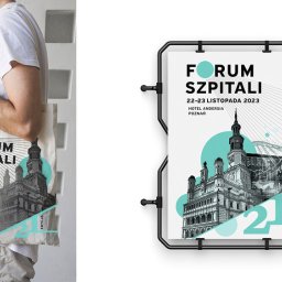 Czarne Poziomki - Mężczyzna z torbą bawełnianą z nadrukiem grafiki Forum Szpitali, obok plakat w czarnej ramie z identycznym motywem graficznym, prezentującym datę i lokalizację wydarzenia.