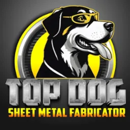 Ilustracja logo firmy blacharskiej: stylizowany pies rasy rottweiler w okularach, umieszczony na tle metalowej obręczy z żółtą obwódką, nad napisem 'TOP DOG SHEET METAL FABRICATOR' wykonanym...