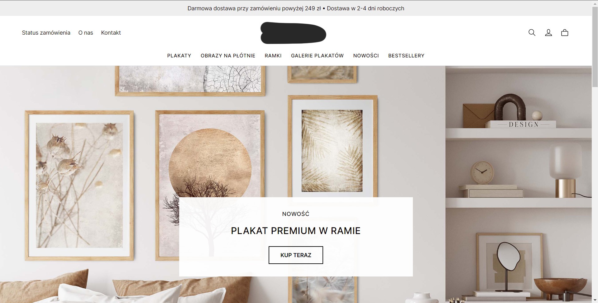 Aranżacja wnętrza z beżowymi plakatami w drewnianych ramach wiszącymi na ścianie, widoczne również elementy dekoracyjne na półkach.