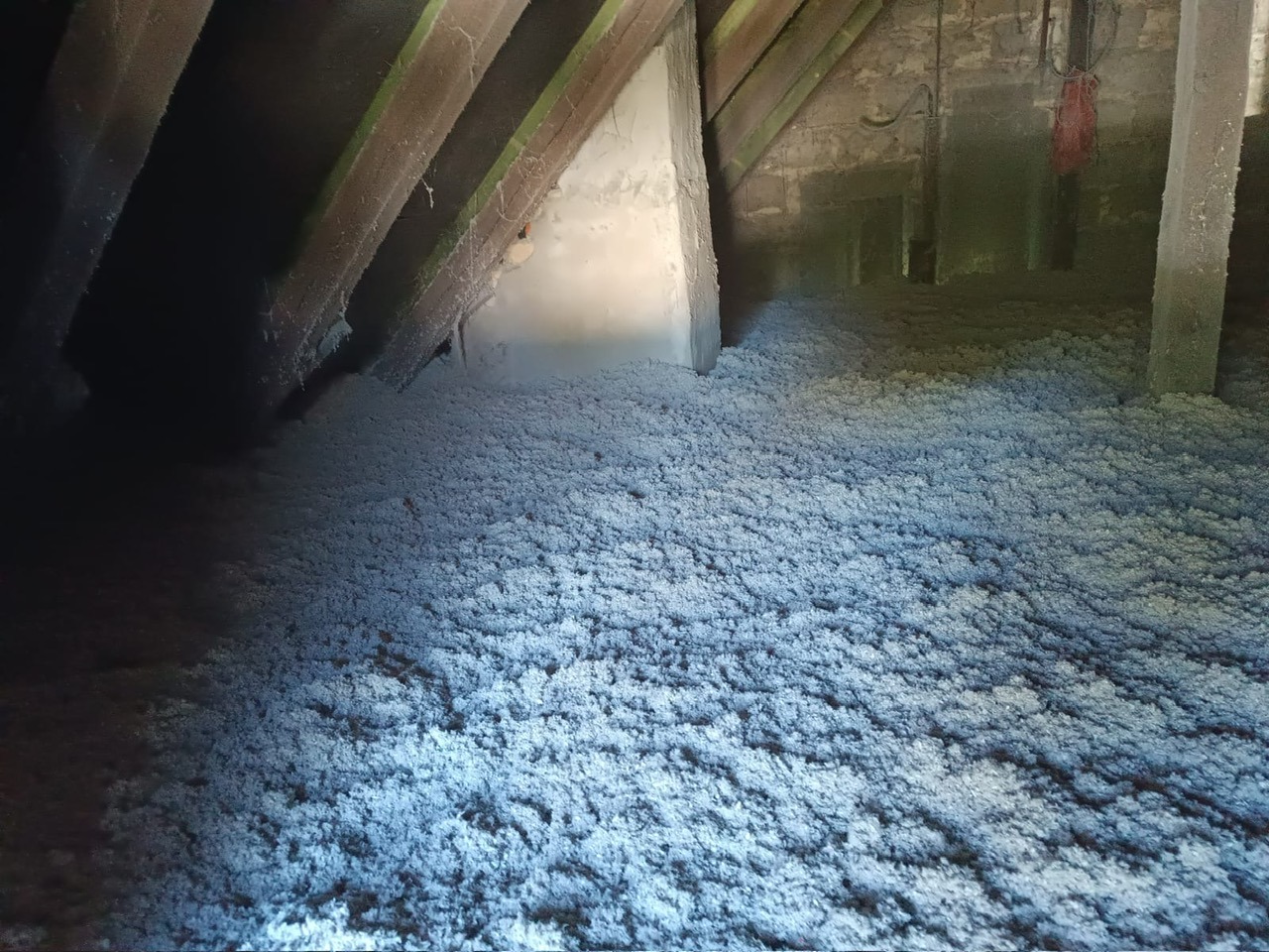 Wełna wdmuchiwana na poddaszu nieużytkowym