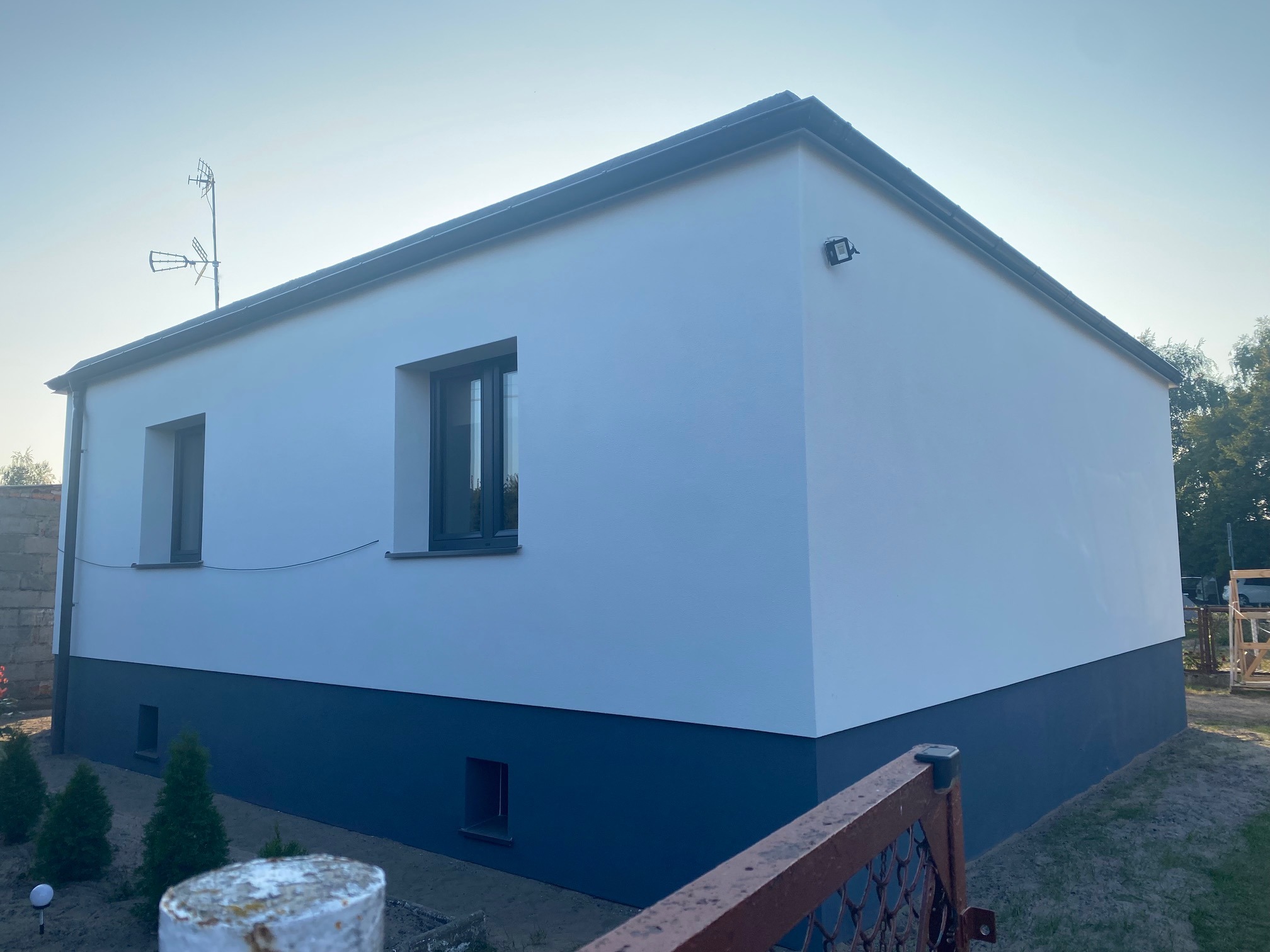 Docieplenie budynku styropianem grafitowym 15cm + tynk silikonowy oraz wymiana okien