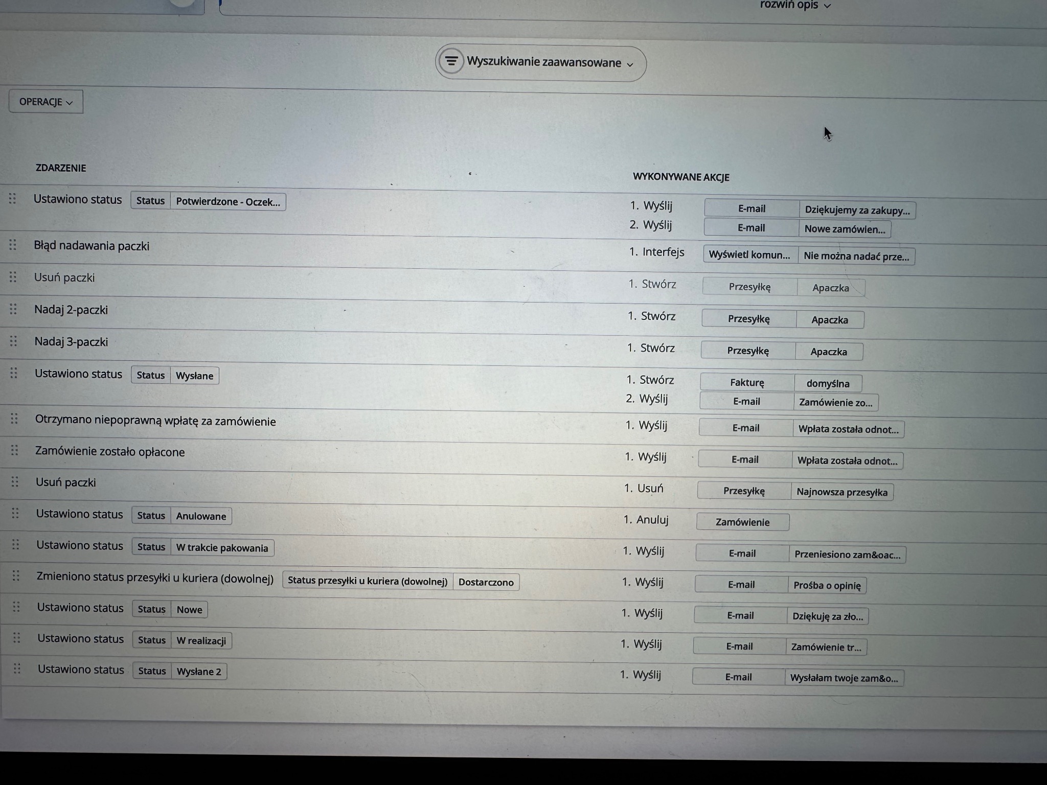 Widok ekranu komputera prezentujący interfejs systemu automatyzującego procesy w e-commerce, z listą zdarzeń i wykonywanych akcji, takich jak wysyłanie e-maili, tworzenie przesyłek i faktur,...