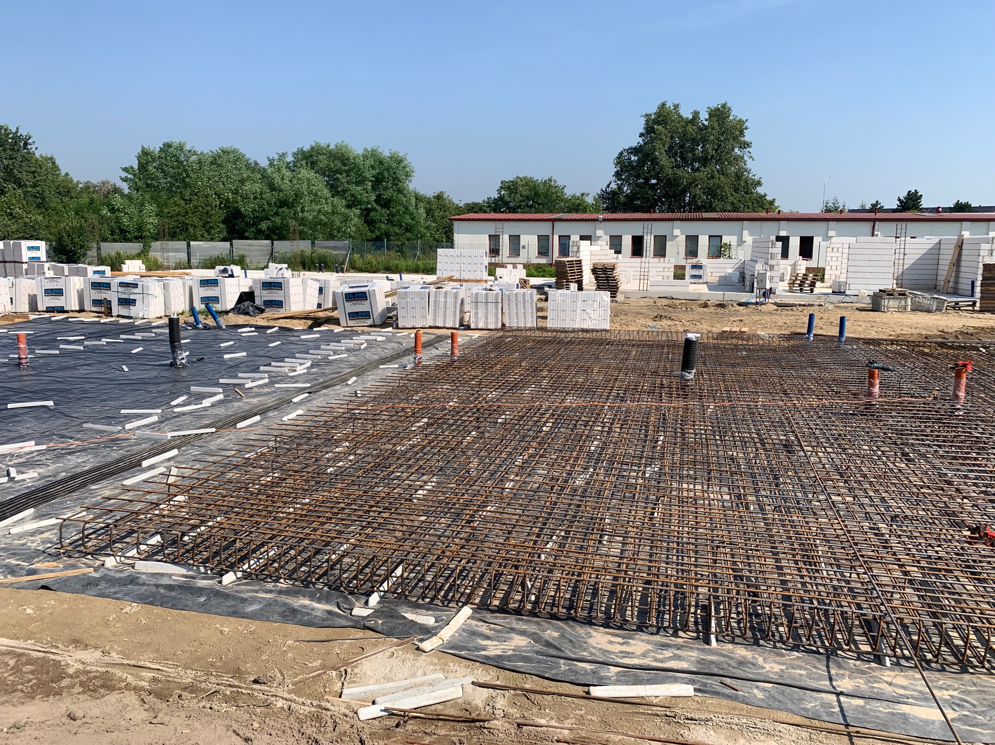 Płyta fundamentowa w zabudowie szeregowej wycinania budynków jednorodzinnych,