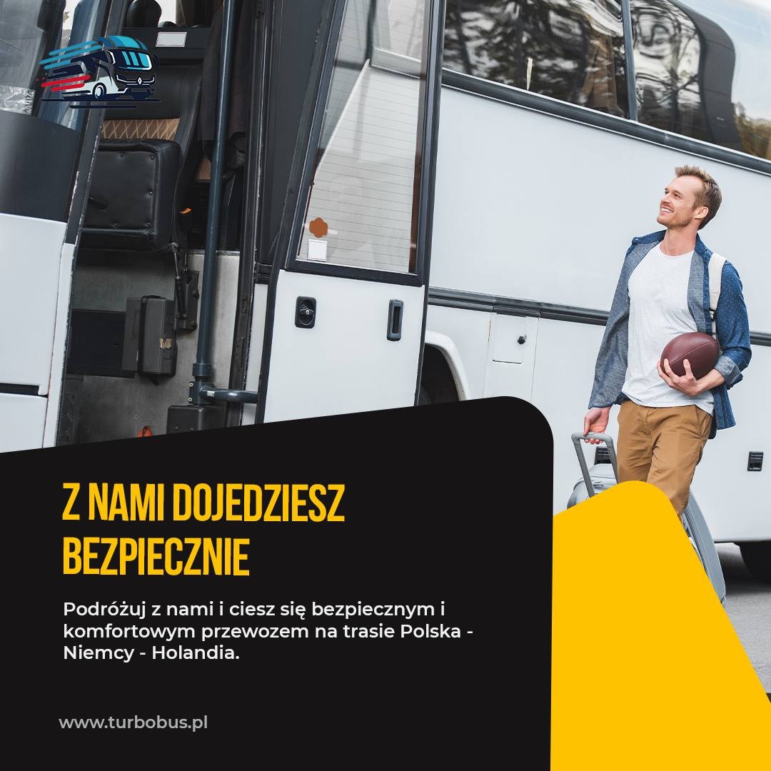Pasażer z bagażem i piłką do rugby wsiada do białego autokaru z otwartymi drzwiami, logo firmy transportowej widoczne w lewym górnym rogu.