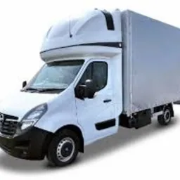 Biały samochód dostawczy z plandeką na białym tle, widok z przodu z lekkiego ukosa.