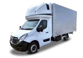 Biały samochód dostawczy z plandeką na białym tle, widok z przodu z lekkiego ukosa.