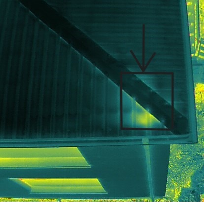 Tutaj uciekające ciepło z budynku przez dach z powodu grasującej kuny.