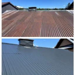 Zdjęcie dachu przed i po malowaniu. Górna część skorodowana, dolna pomalowana na szaro, blacha falista, komin. Widok z góry, niebo w tle.