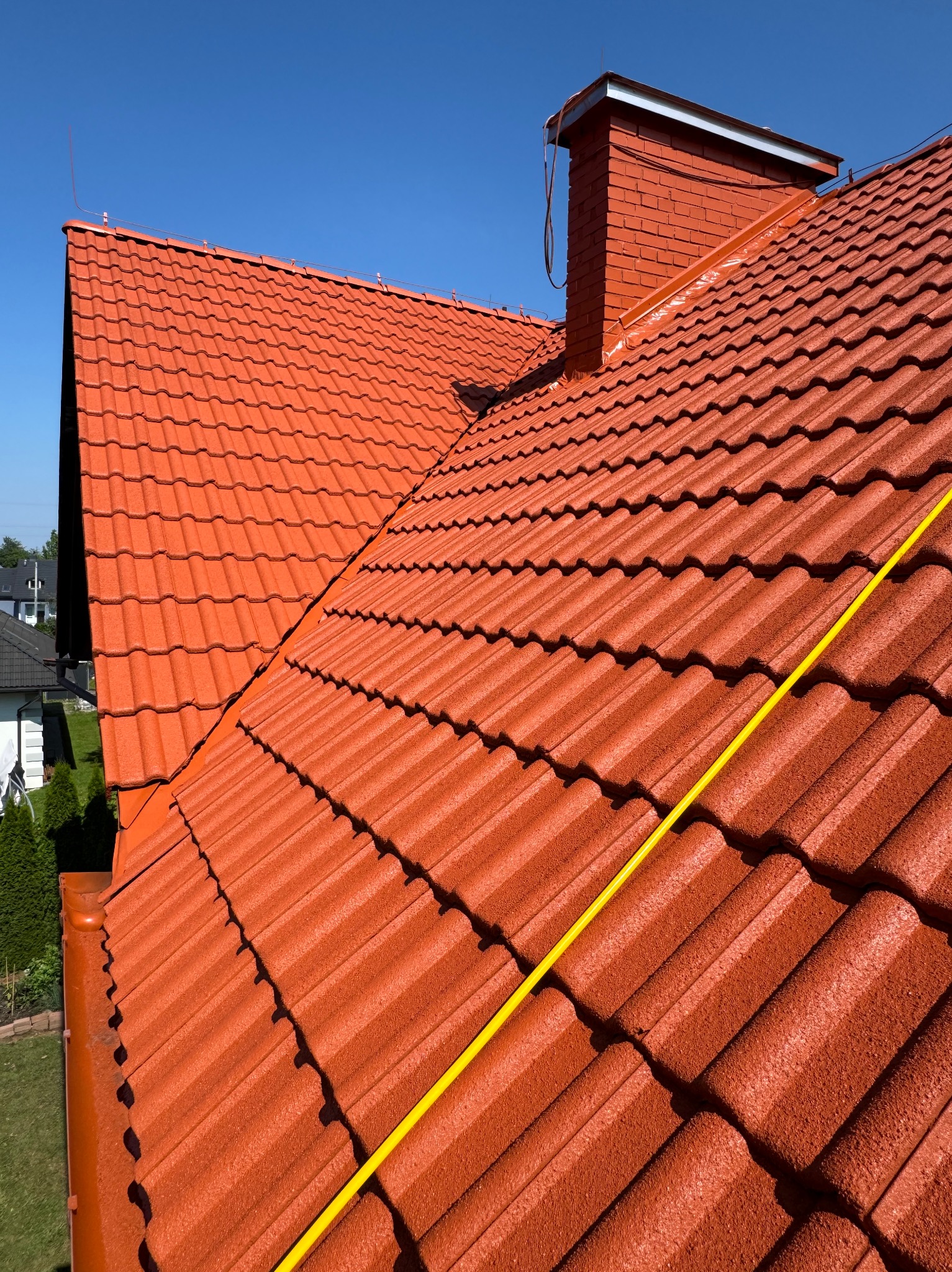 Dachówka betonowa z posypką , efekt po dwukrotnym malowaniu / kolor ceglasty - realizacja Bielsko-Biała