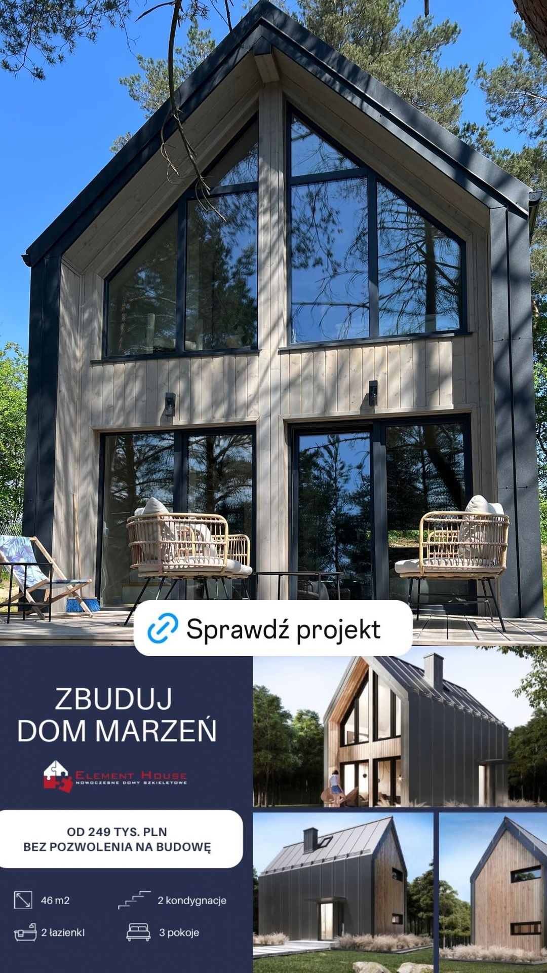 Nowoczesny dom z drewnianą elewacją i dużymi oknami, z balkonem na którym stoją dwa wiklinowe fotele. W tle widoczne drzewa.