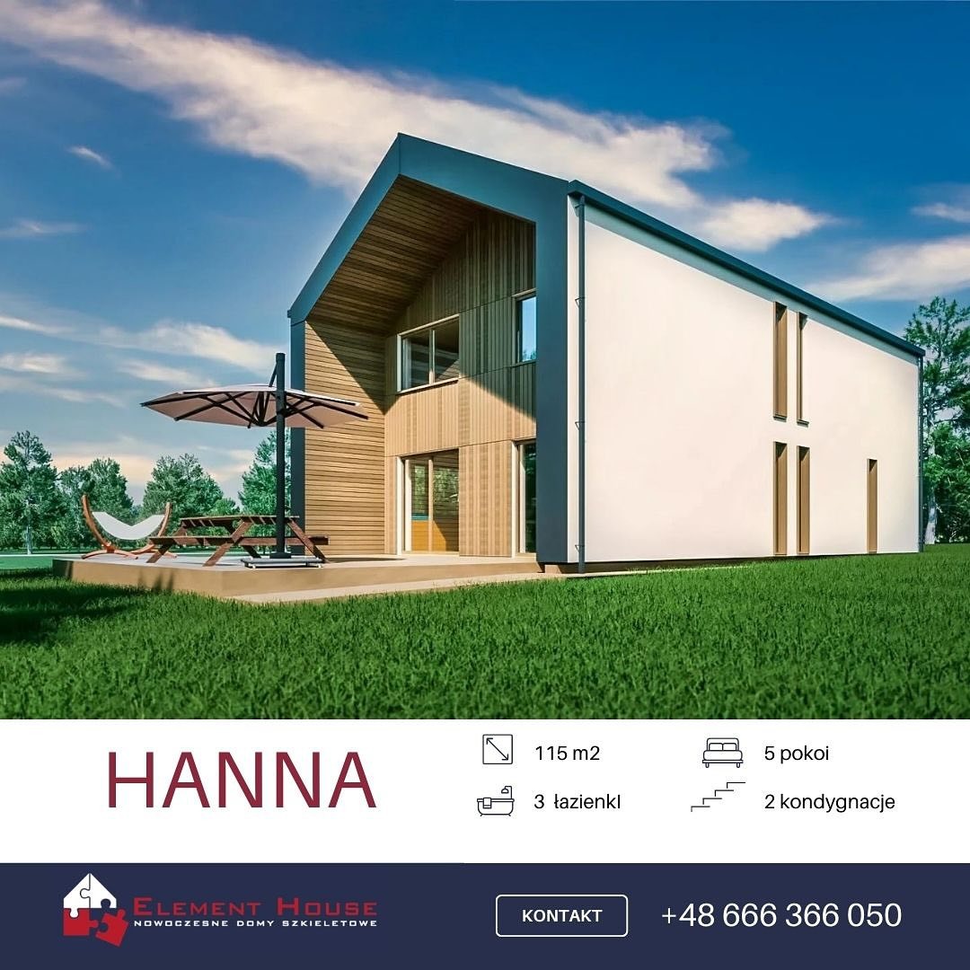 Nowoczesny dom z elementami drewnianymi i białymi ścianami, widok z zewnątrz na taras z parasolem i leżakiem, błękitne niebo z chmurami w tle.