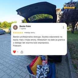 Develocus Zarządzanie Najmem Dłogoterminowym - Otwarty bagażnik samochodu z koszem kolorowych poduszek, na tle parkingu, z nałożoną pozytywną opinią klienta o sprawnym zarządzaniu najmem.