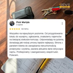 Develocus Zarządzanie Najmem Dłogoterminowym - Biurko z kluczami, okularami i notatnikiem, na którym widnieje pozytywna opinia klienta o zarządzaniu nieruchomościami do najmu.