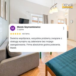 Develocus Zarządzanie Najmem Dłogoterminowym - Pięciogwiazdkowa opinia klienta o profesjonalnej obsłudze najmu w Rzeszowie, na tle jasnego wnętrza z szarą sofą i drewnianą podłogą.