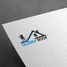 Logo firmy czyszczącej dachy, przedstawiające sylwetkę osoby z lancą, zarys dachu z oknem i napis 'GLOSSY ROOF' na białym papierze z szarą, teksturowaną powierzchnią w tle.