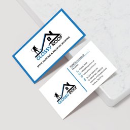 Creativ24 - Dwie wizytówki firmy Glossy Roof, specjalizującej się w malowaniu natryskowym i myciu ciśnieniowym, z logo przedstawiającym sylwetkę osoby myjącej dach.