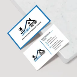 Dwie wizytówki firmy Glossy Roof, specjalizującej się w malowaniu natryskowym i myciu ciśnieniowym, z logo przedstawiającym sylwetkę osoby myjącej dach.