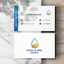 Creativ24 - Dwie wizytówki firmy Pool & Spa Expert na tle marmuru i drewna, prezentujące logo z kroplą wody i wykresem wzrostu, dane kontaktowe i nazwę Inż. Adriana Matusiaka.
