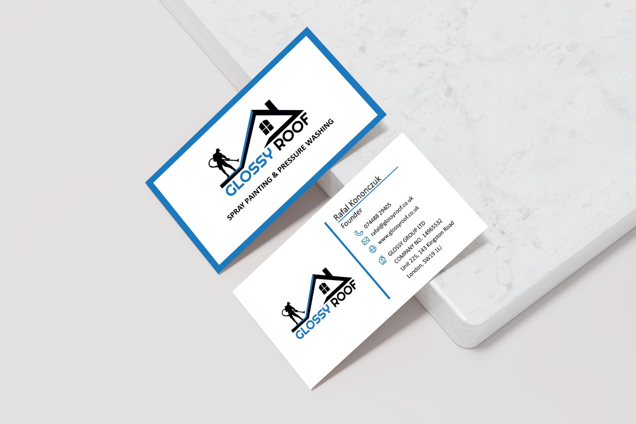 Dwie wizytówki firmy Glossy Roof, specjalizującej się w malowaniu natryskowym i myciu ciśnieniowym, z logo przedstawiającym sylwetkę osoby myjącej dach.