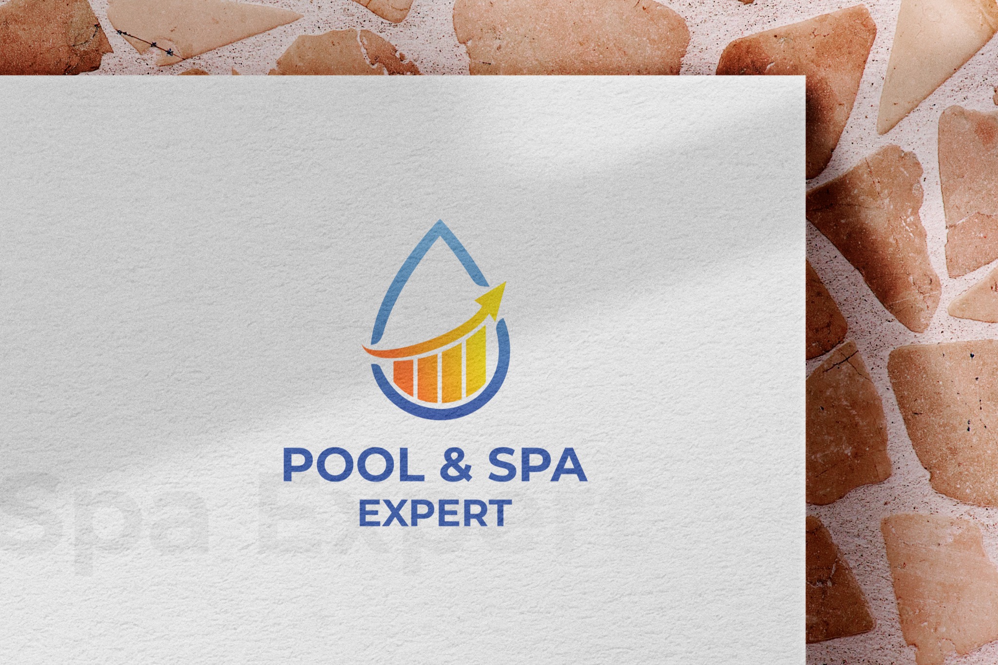Projekt logo dla firmy Pool & Spa Expert, przedstawiający stylizowaną kroplę wody z wykresem słupkowym i strzałką wzrostową, umieszczony na białym papierze z teksturą, na tle mozaiki z kamiennych...