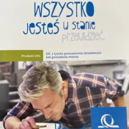 Zdjęcie przedstawia reklamę produktu, na której mężczyzna w koszuli w kratę przygląda się dokumentowi przez szkło powiększające, obok widnieje logo firmy ubezpieczeniowej UNIQA, a nad nim hasło...