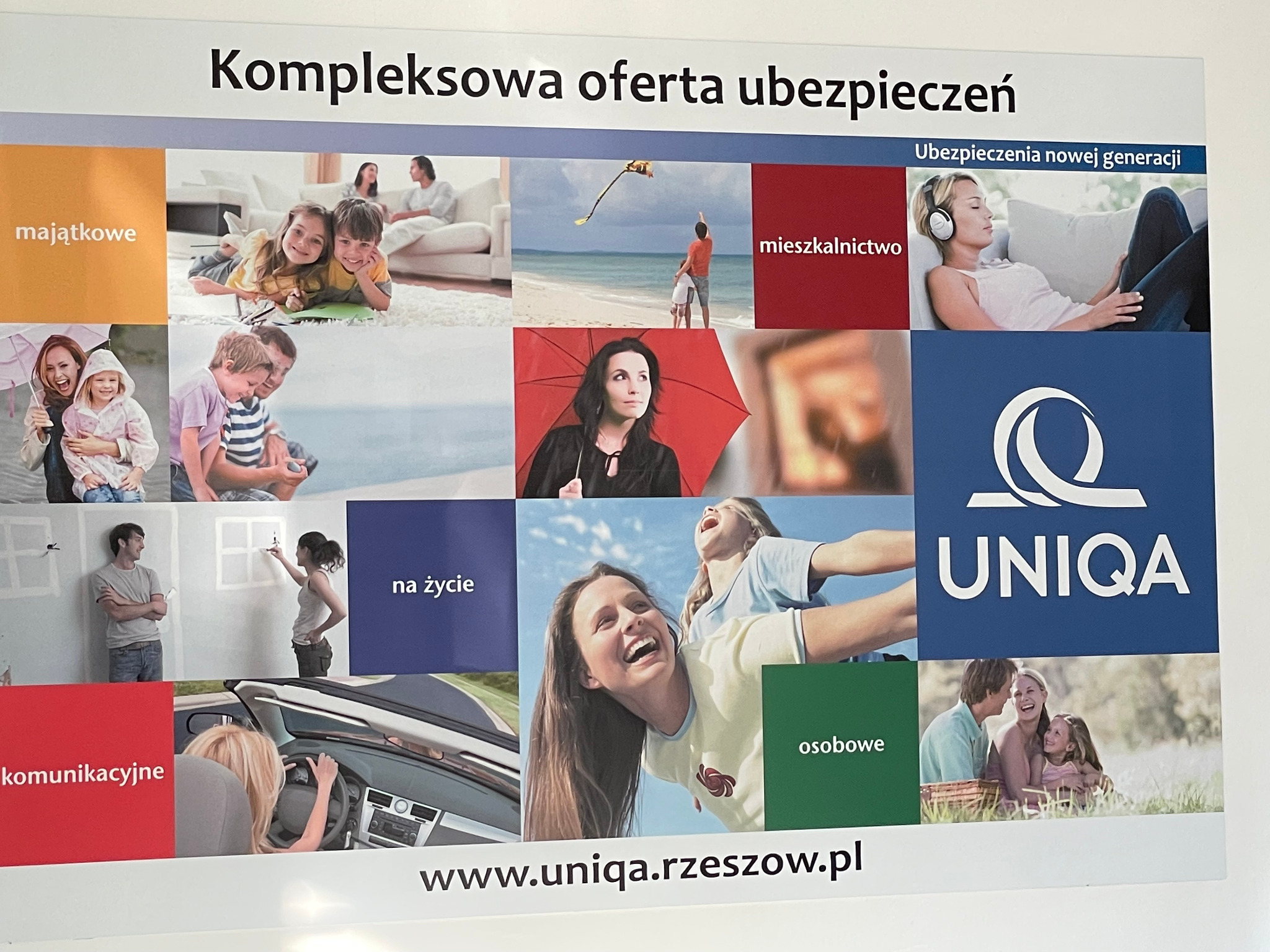 Plakat reklamowy z kolażem zdjęć przedstawiających różne aspekty życia, sugerujący kompleksową ofertę ubezpieczeń, z logo UNIQA i adresem strony internetowej.