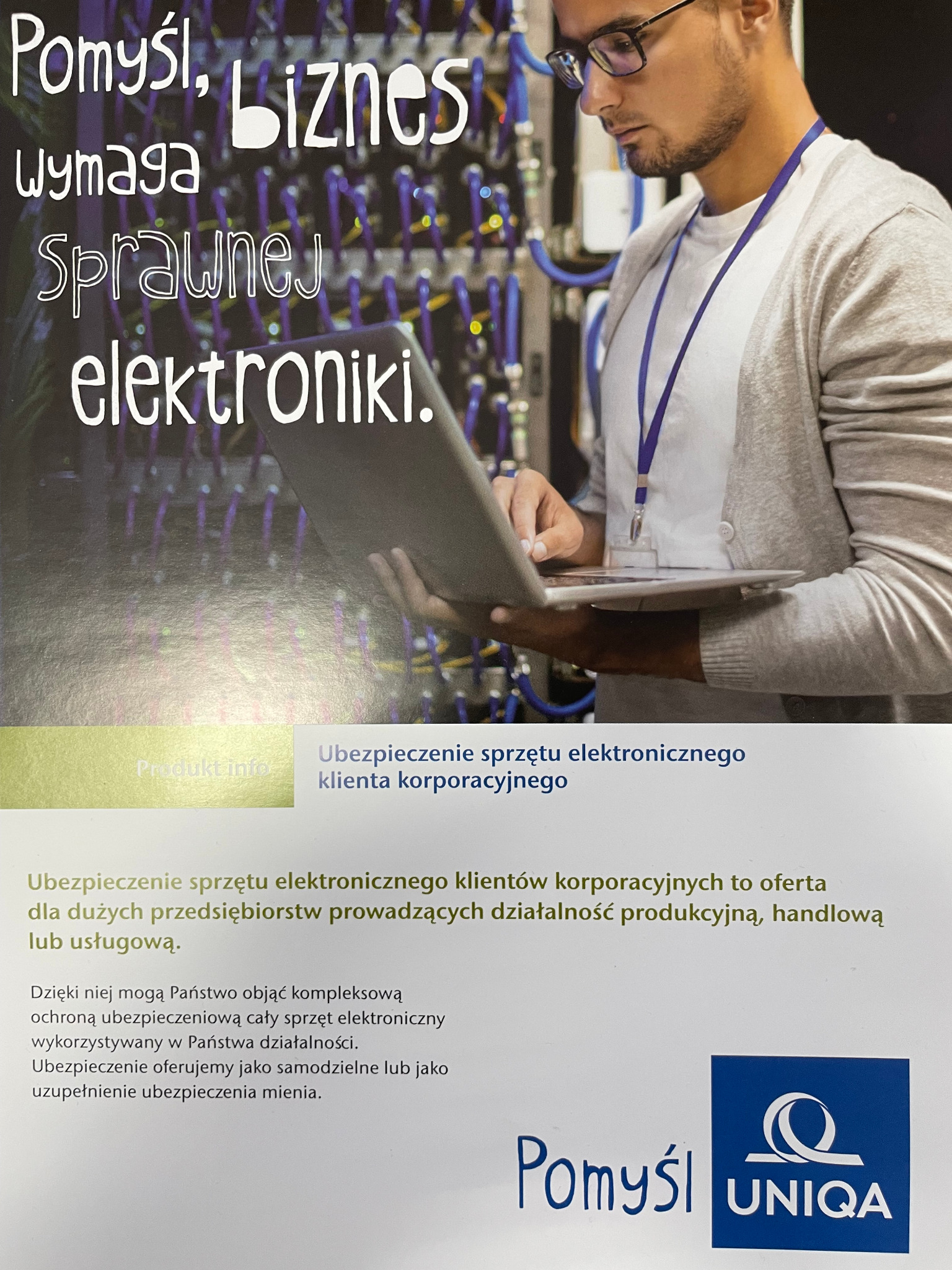 Mężczyzna w okularach, pracujący na laptopie przed szafą serwerową, w tle napisy reklamowe o sprawnej elektronice i ubezpieczeniu sprzętu.