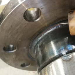 MATEUSZ BARAŃSKI KREWICUSTOM - Precyzyjne spawanie kołnierza w Stalowej Woli, widoczny spaw i młotek spawalniczy.