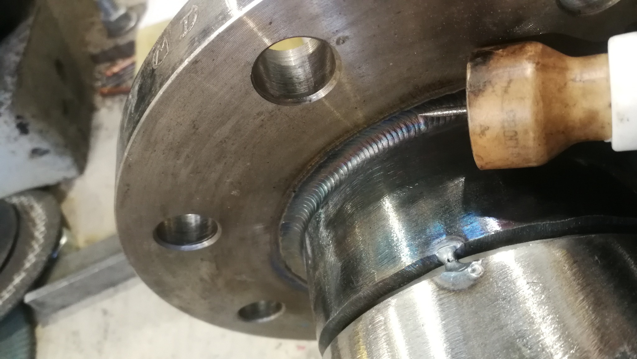 Precyzyjne spawanie kołnierza w Stalowej Woli, widoczny spaw i młotek spawalniczy.