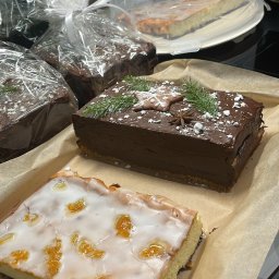 świąteczne wypieki: klasyczny sernik krakowski i piernik staropolski długodojrzewający 