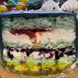 tort z kremem śmietankowym i owocowymi frużelinami