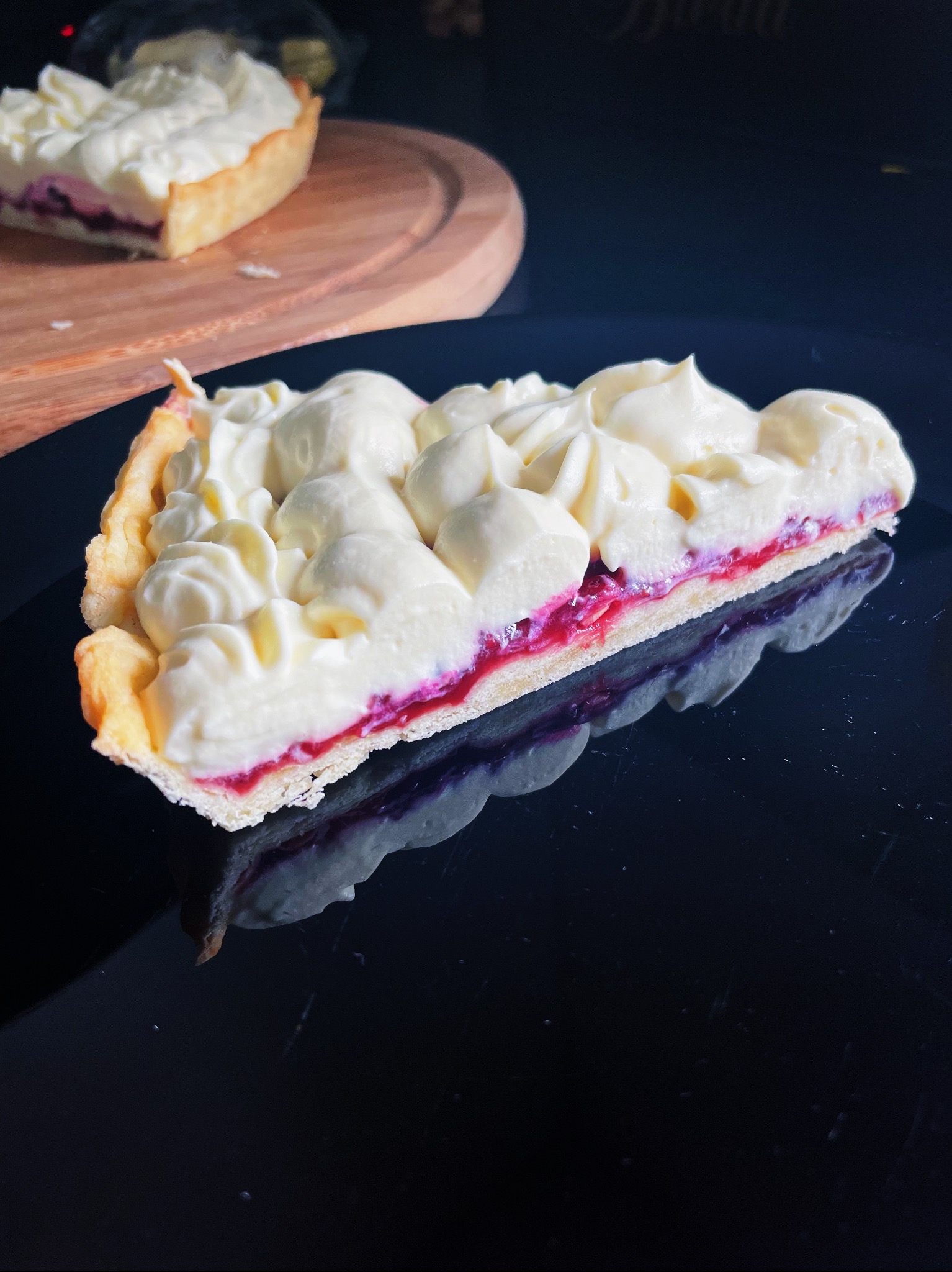 tarta z domową konfiturą malinowo- żurawinową z kremem z białej czekolady