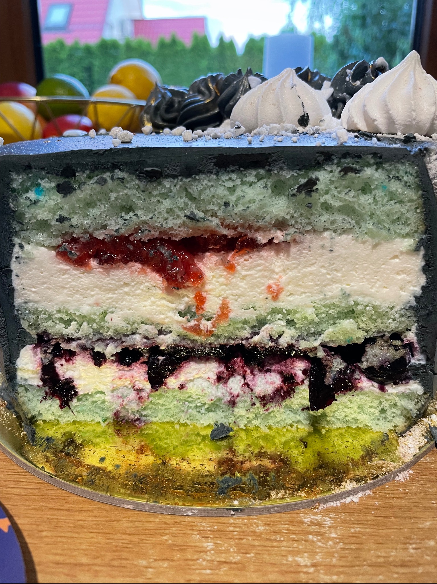 tort z kremem śmietankowym i owocowymi frużelinami