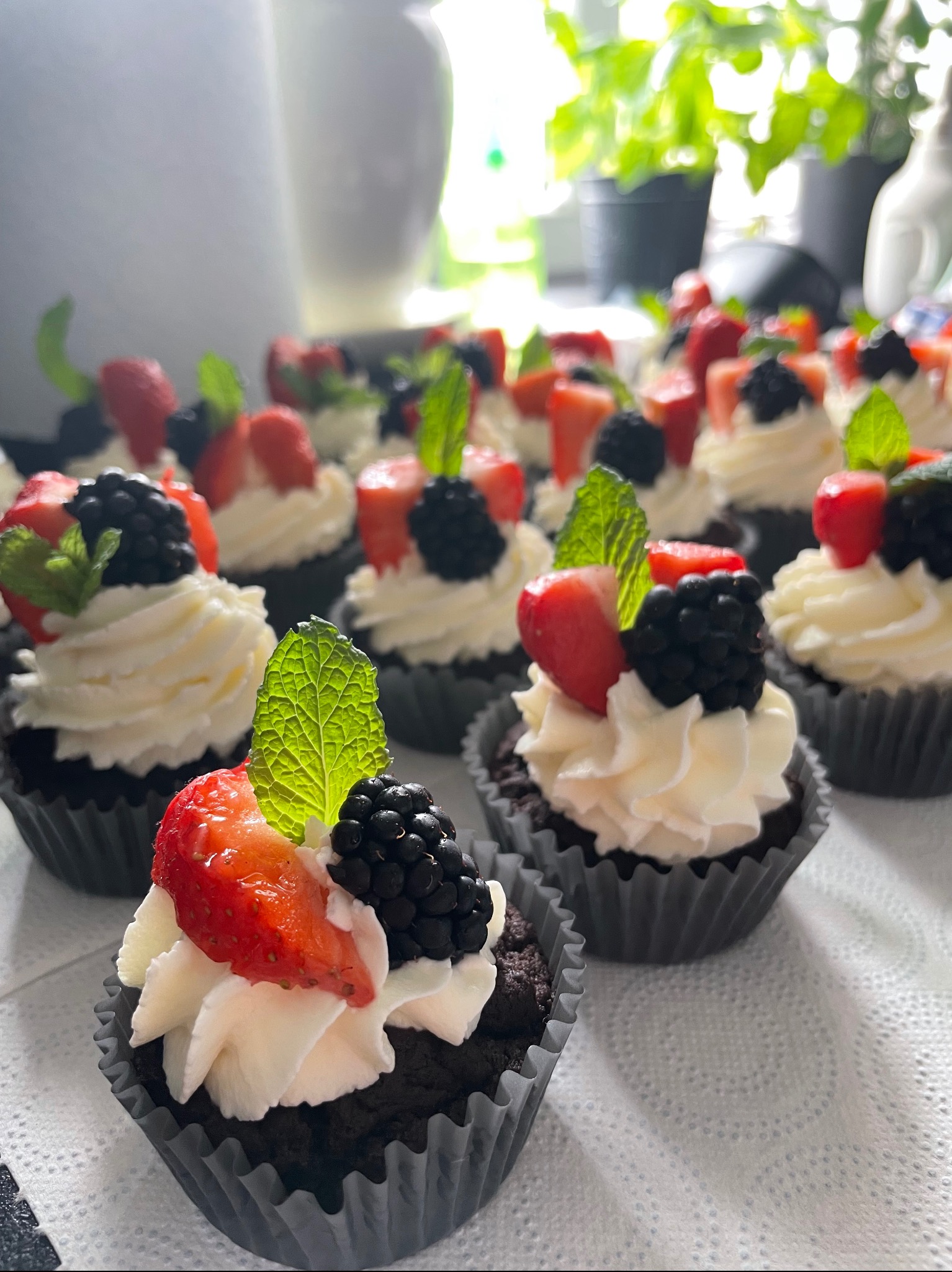 czekoloadowe muffinki z kremem z białej czekolady i owocami sezonowymi