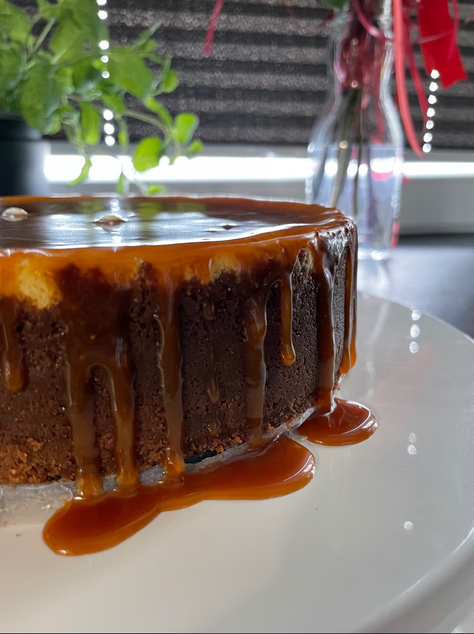 sernik z białą czekoladą i sosem karmelowym