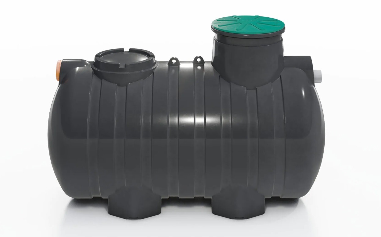 Szary, poziomy zbiornik z tworzywa sztucznego z zieloną pokrywą, widoczne przyłącza i żebrowana struktura, na białym tle.