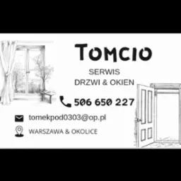 Szkic firmowy z oknem z widokiem na drzewa, otwartymi drzwiami, nazwą firmy Tomcio, numerem telefonu, adresem e-mail i lokalizacją Warszawa i okolice.