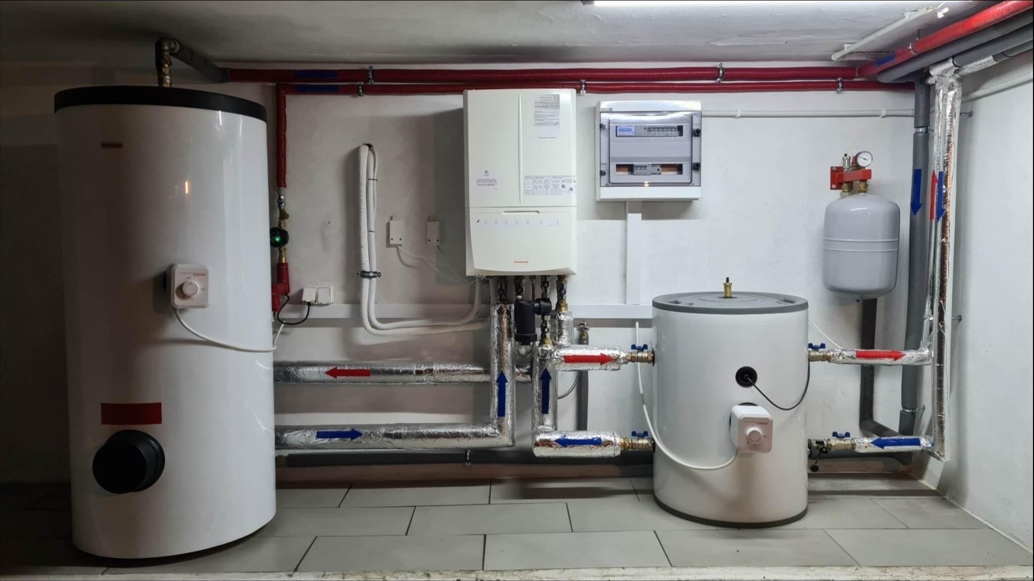 Instalacja wewnętrzna pompy ciepła Immergas Magis Pro 12 V2 T. Zasobnik 300 litrów, bufor 120 litrów.