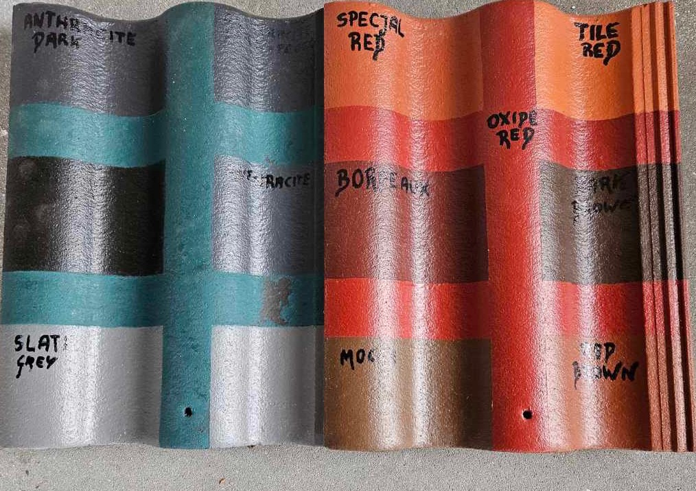 Próbki dachówek w różnych kolorach i odcieniach, z nazwami kolorów napisanymi odręcznie, prezentowane na szarym tle.