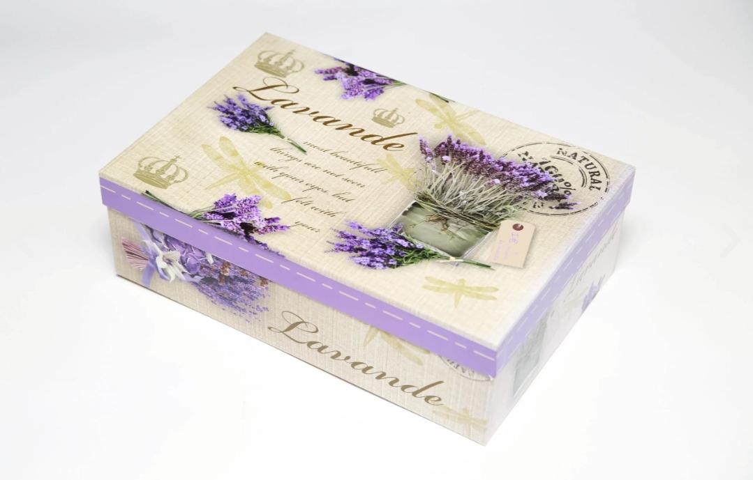 Ozdobne pudełko z motywem lawendy i napisami w stylu retro, zamknięte, ustawione pod kątem na białym tle.