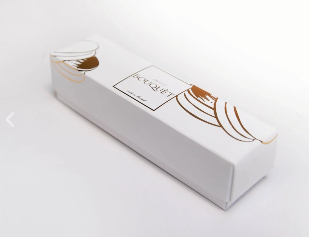 Eleganckie, prostokątne, białe pudełko z logo 'Sweet Bouquet' i złotymi, abstrakcyjnymi zdobieniami na białym tle.