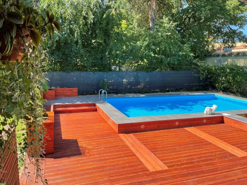 taras drewniany z basenem