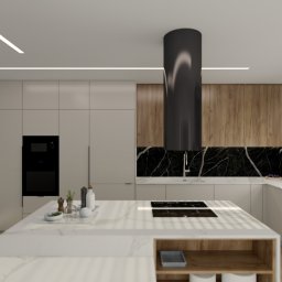 KT Studio Wnętrz Kamila Toruń - Nowoczesna kuchnia z wyspą i czarnym okapem cylindrycznym. Blat z marmuru, drewniane akcenty i duże okno z żaluzjami tworzą elegancką przestrzeń.