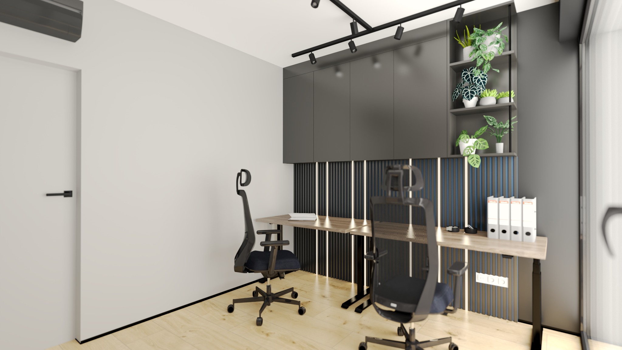 Nowoczesne biuro z dwoma stanowiskami pracy. Biurka z regulowaną wysokością, czarne krzesła obrotowe, szafki wiszące i półki z roślinami. Drewniana podłoga.