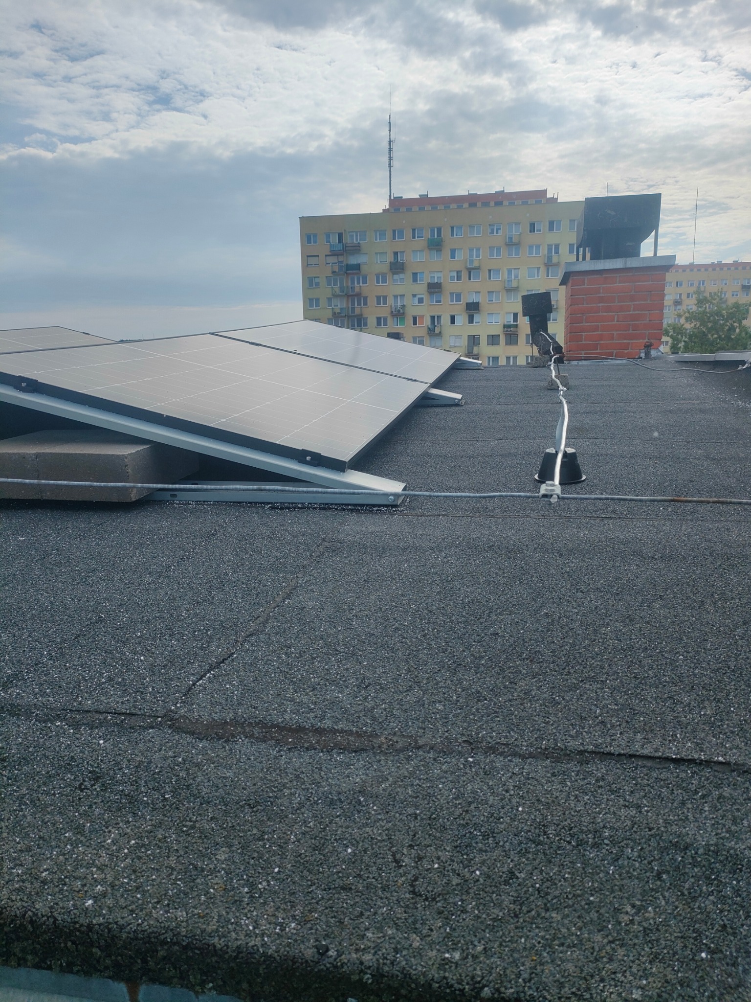 Montaż paneli słonecznych na blokach