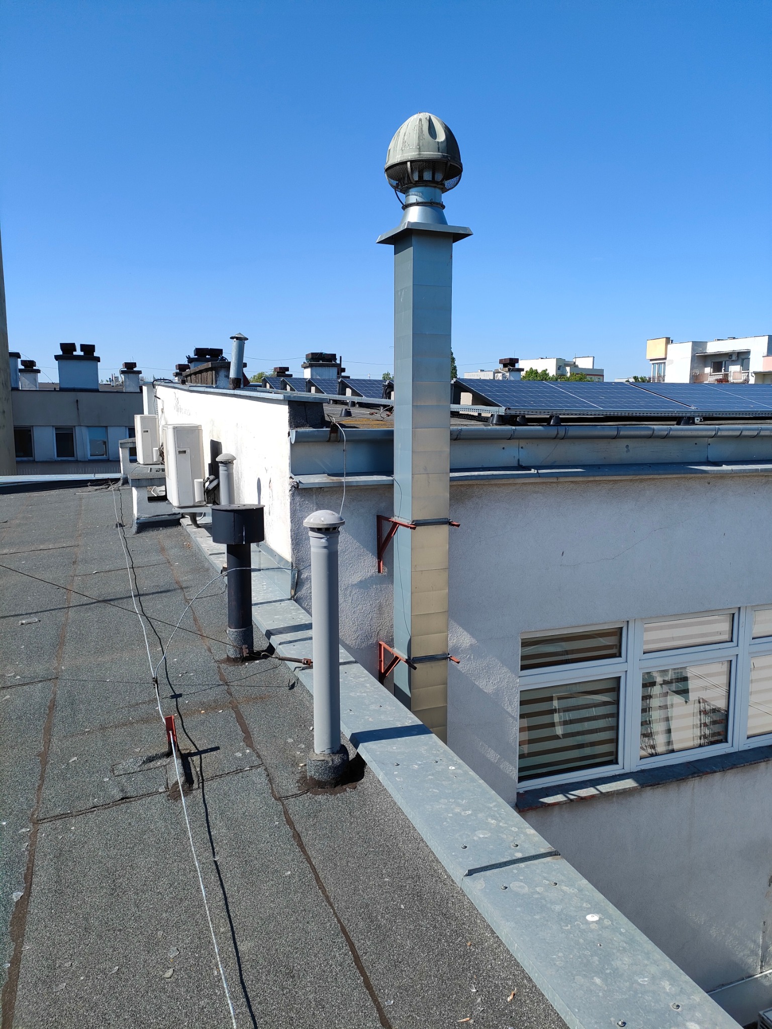 Montaż na przedszkolu paneli słonecznych