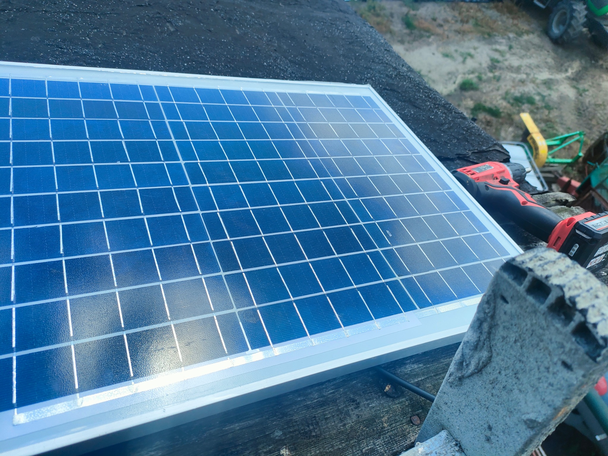 Montaż paneli słonecznych do kamery GSM plus awaryjne zasilanie