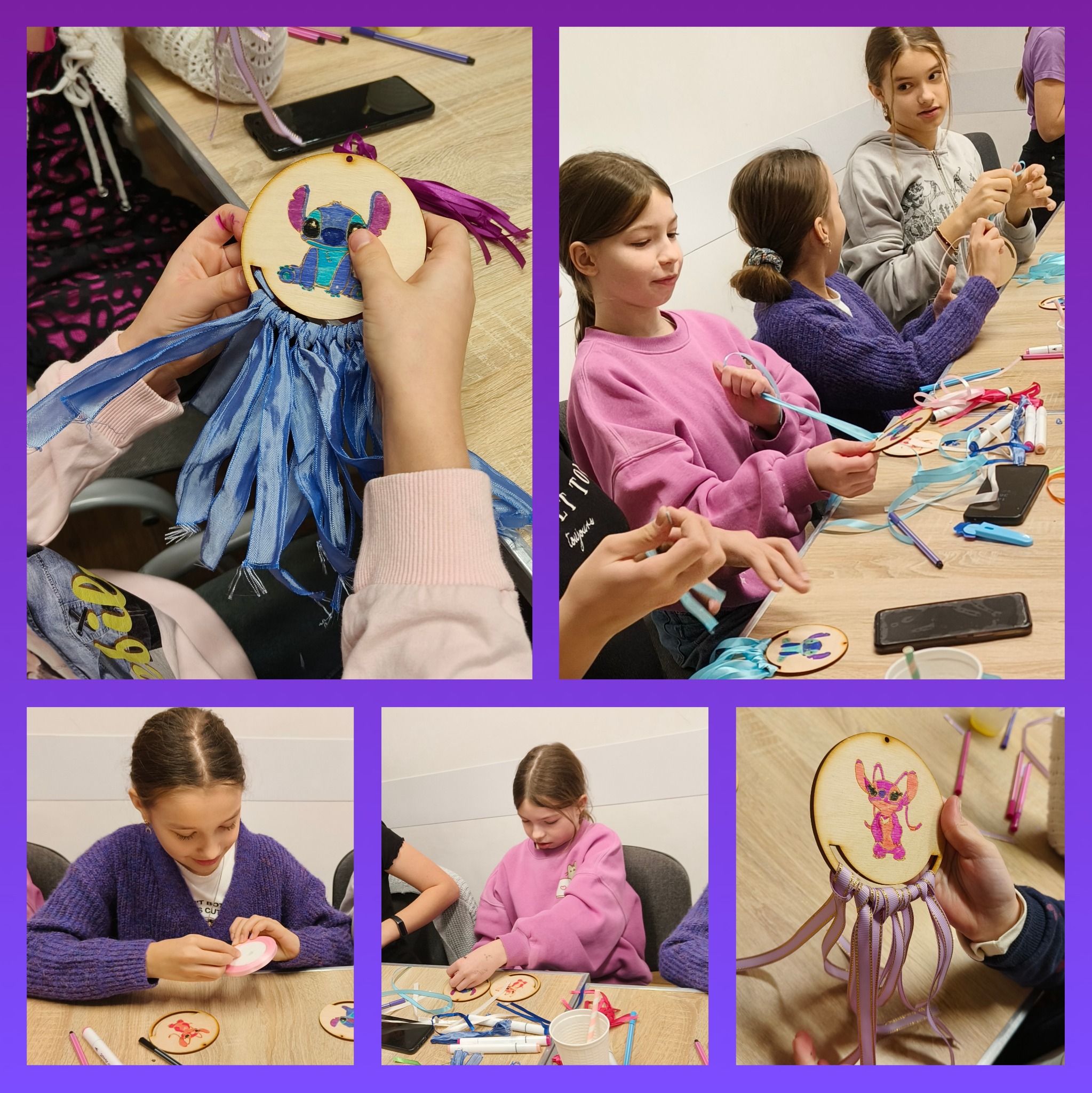 Dziewczynki w trakcie warsztatów rękodzielniczych, tworzą ozdoby z drewnianych krążków z rysunkami postaci z bajek i kolorowych wstążek, widoczne markery i telefony na stole.